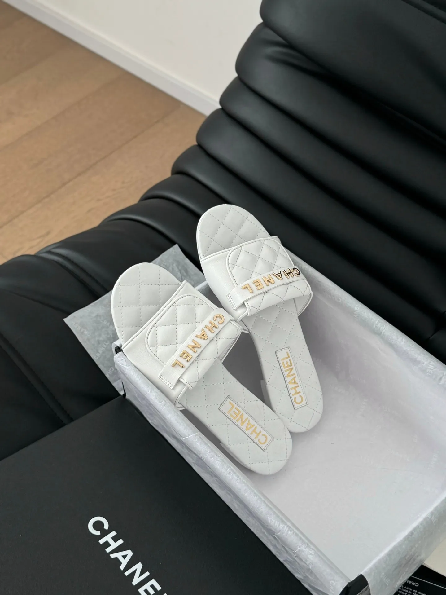 👟👟Ex-factory price 420◾️Chanel 25C new schoolbag buckle slippers. The return of the classic schoolbag buckle design. Special Vintage. Full of retro flavor. Loafers have also grown to the aesthetic level. Cowhide upper, sheepskin lining, original outsole. Size: 35-39. Other sizes are customized.
